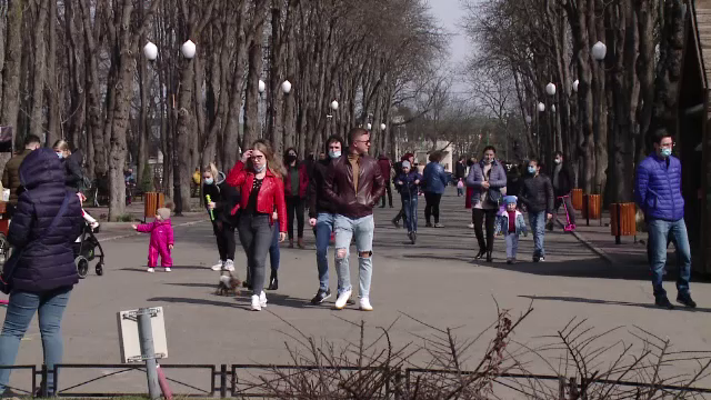 Vremea frumoasă i-a făcut pe români să treacă la tricouri „Parcă e o zi de vară”