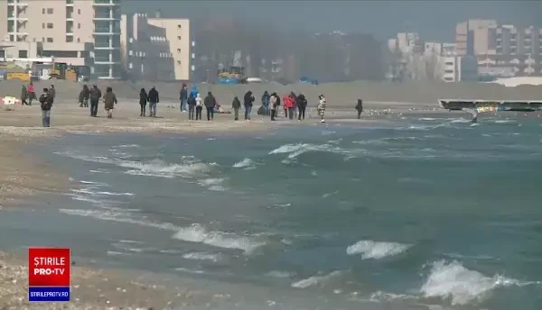 Vremea frumoasă i-a făcut pe români să treacă la tricouri „Parcă e o zi de vară”