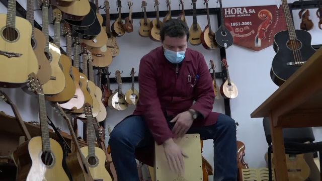 Fabrica de la Reghin cunoscută pentru viorile sale unice a început să producă un instrument neobișnuit. Despre ce este vorba