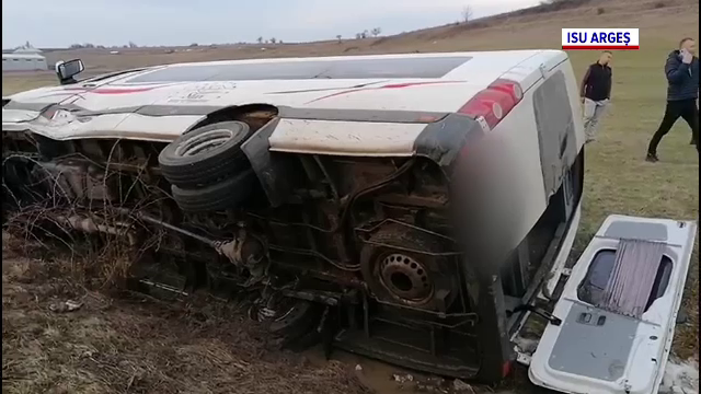 Accident cu cinci victime în județul Argeș. Un șofer de 52 de ani a răsturnat un microbuz