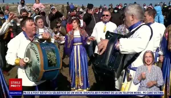 Cum au sărbătorit rușii lipoveni ziua dinaintea celui mai aspru post din an. Vor să împartă maslenița cu turiștii