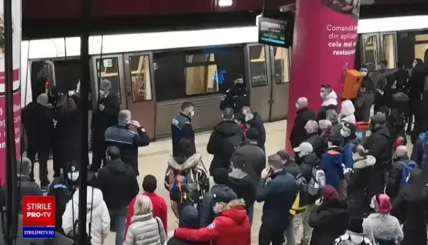 Inceident la metrou. Un călător ar fi căzut pe șine la Piața Unirii