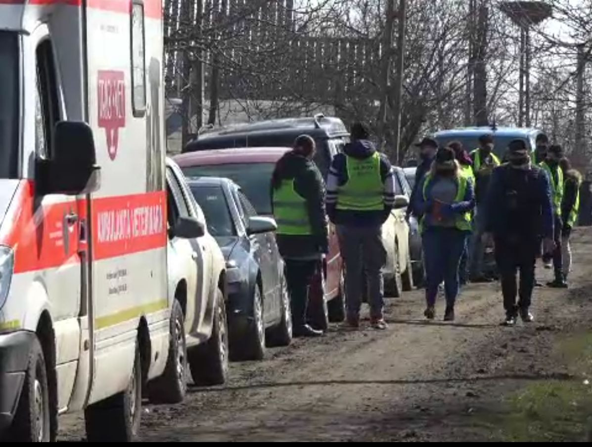 "Îngerii" celor loviți de soartă. Doi bărbați oferă sprijin familiilor sărace din Botoșani