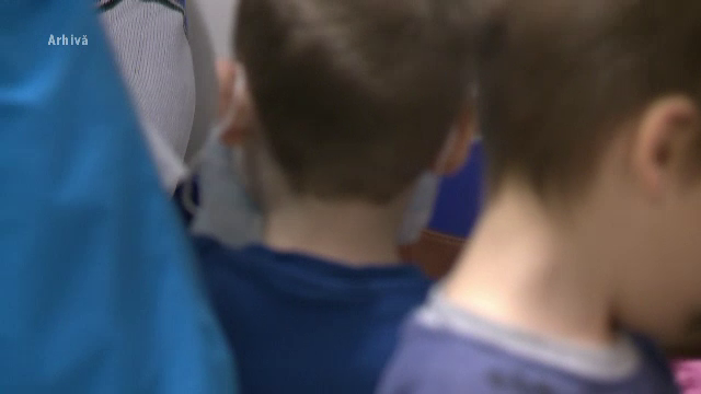 Spitalele sunt pline de copii cu Covid-19. De ce boala este detectată mai târziu la cei mici