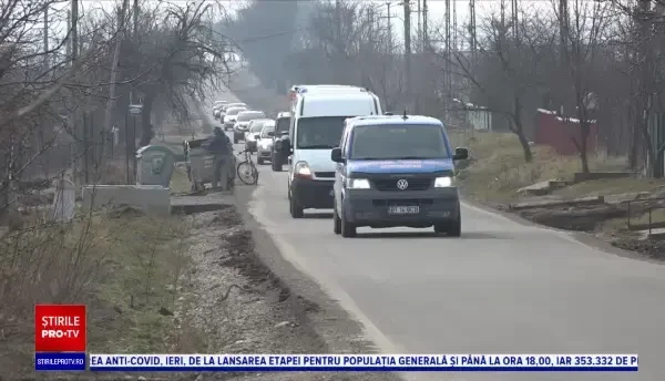 "Îngerii" celor loviți de soartă. Doi bărbați oferă sprijin familiilor sărace din Botoșani