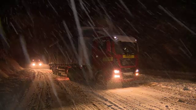 Vremea rea le-a făcut probleme șoferilor din toată țara: „Opresc în parcare și stau până dimineață”