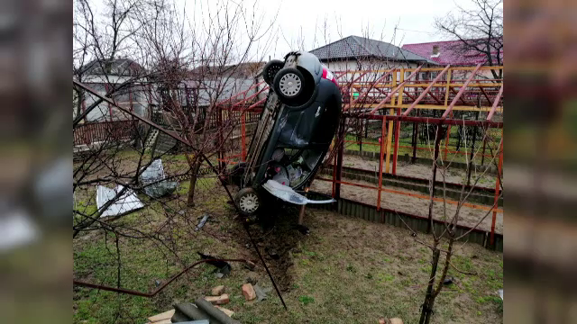 Accident neobișnuit în județul Bacău. O mașină a ieșit de pe șosea și a aterizat în curtea unei gospodării