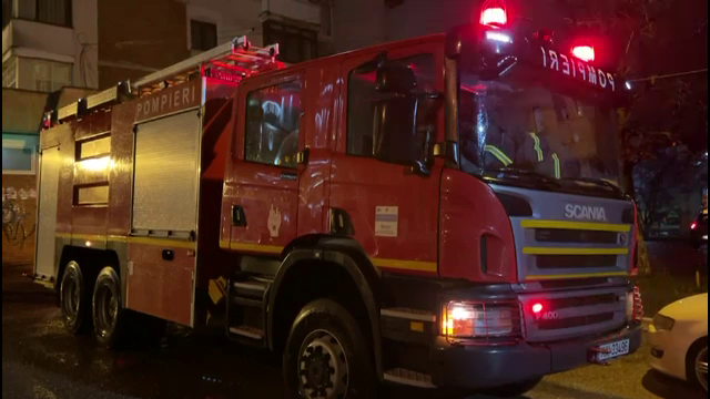 Zeci de oameni evacuați de urgență dintr-un bloc din Mioveni, din cauza unui miros înțepător. De la ce venea