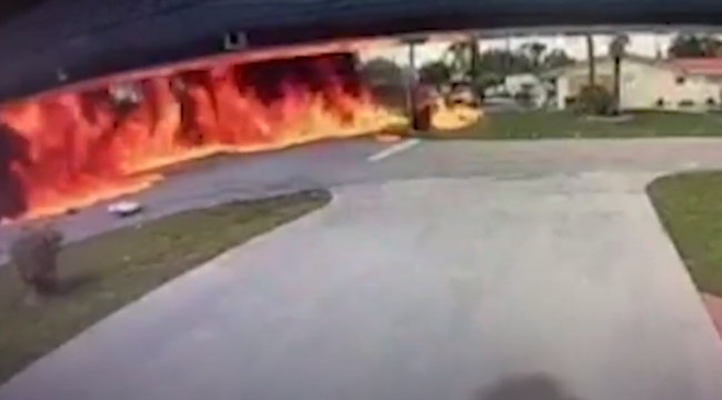 Momentul in care un avion se prabuseste peste o masina, surprins de camerele de supraveghere. VIDEO