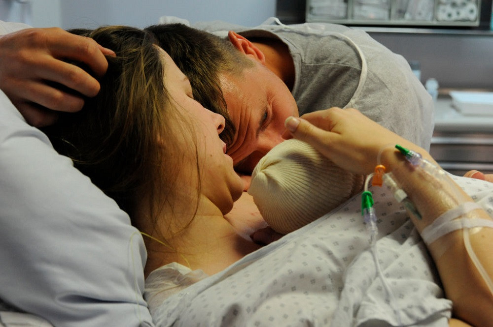 O americancă a născut un copil cu anticorpi împotriva Covid-19, susțin doi medici