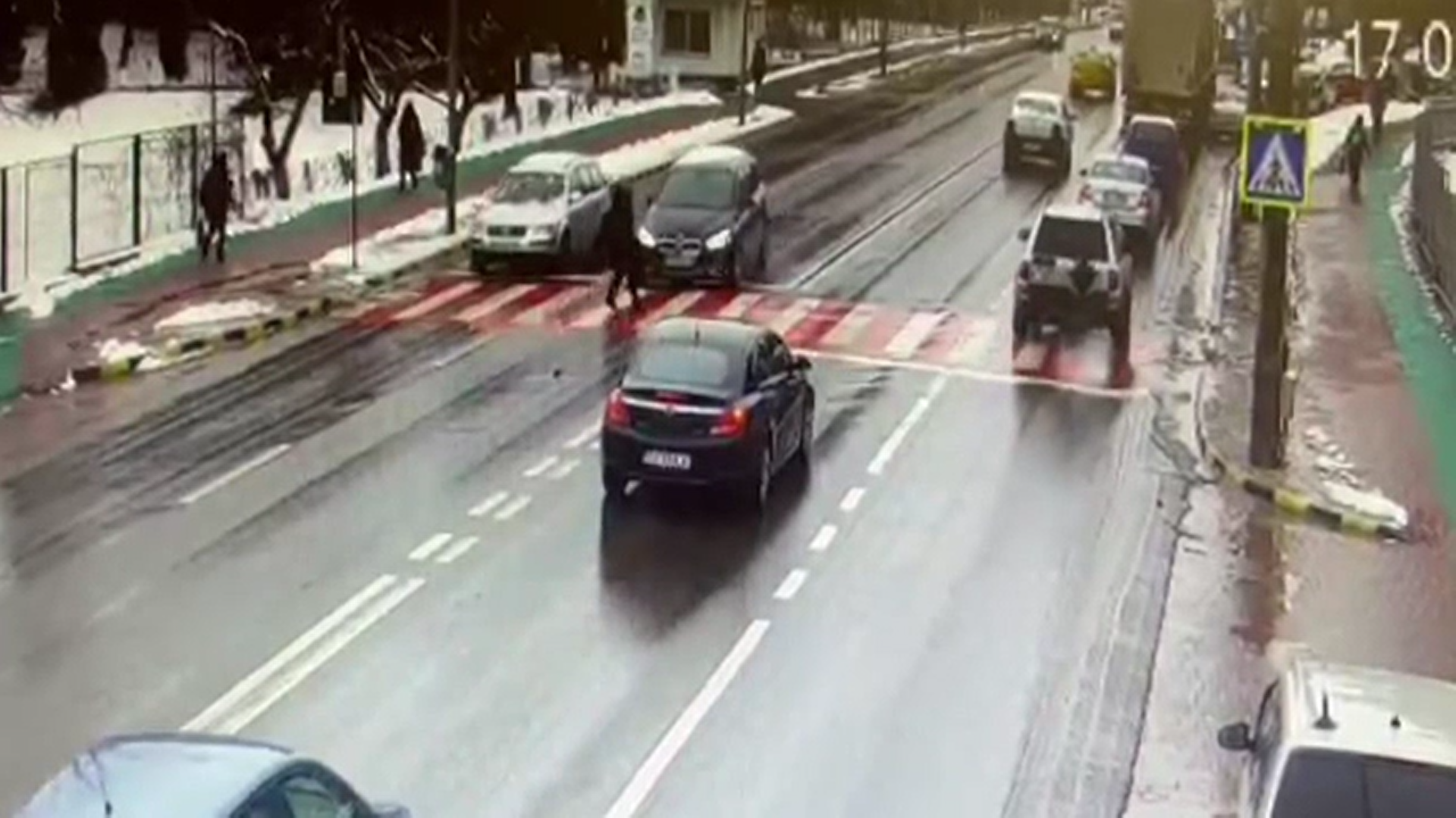 O femeie din Suceava a fost lovită în plin pe trecerea de pietoni chiar în faţa Spitalului Judeţean