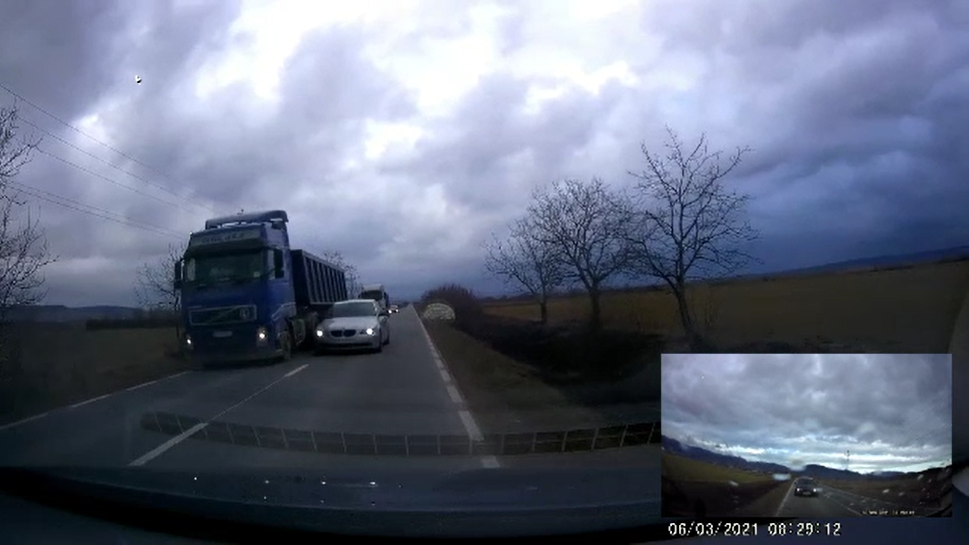 Video. Un şofer a fost filmat în timp ce făcea o depăşire inconștientă în Sibiu