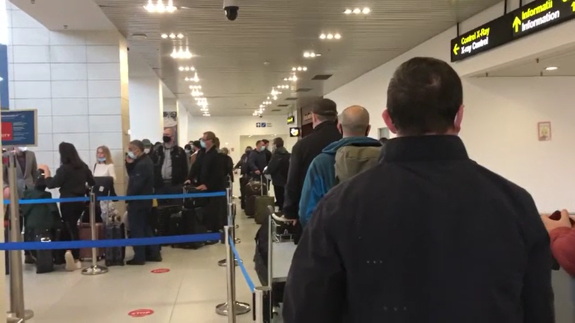 Cozi interminabile pe aeroportul Otopeni, deși traficul aerian este la minumul istoric