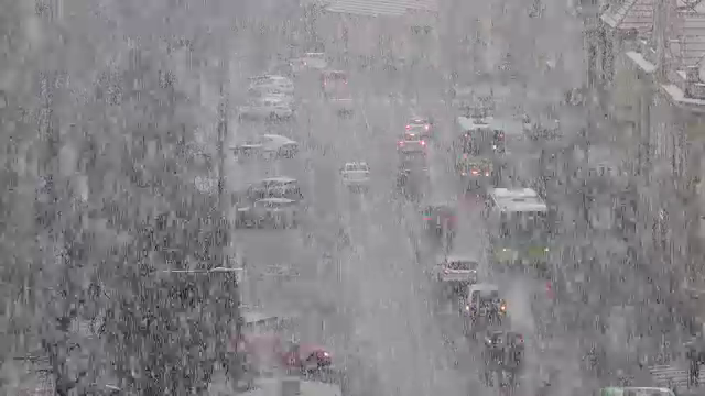 Viscolul a paralizat traficul pe șoselele din centrul țării. Coloană de maşini de 30 de km în pasul Oituz