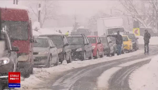Viscolul a paralizat traficul pe șoselele din centrul țării. Coloană de maşini de 30 de km în pasul Oituz