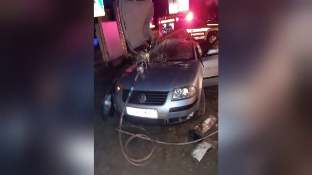 Accident grav în județul Cluj. O femeie a pierdut controlul volanului și a intrat cu mașina într-un panou electric