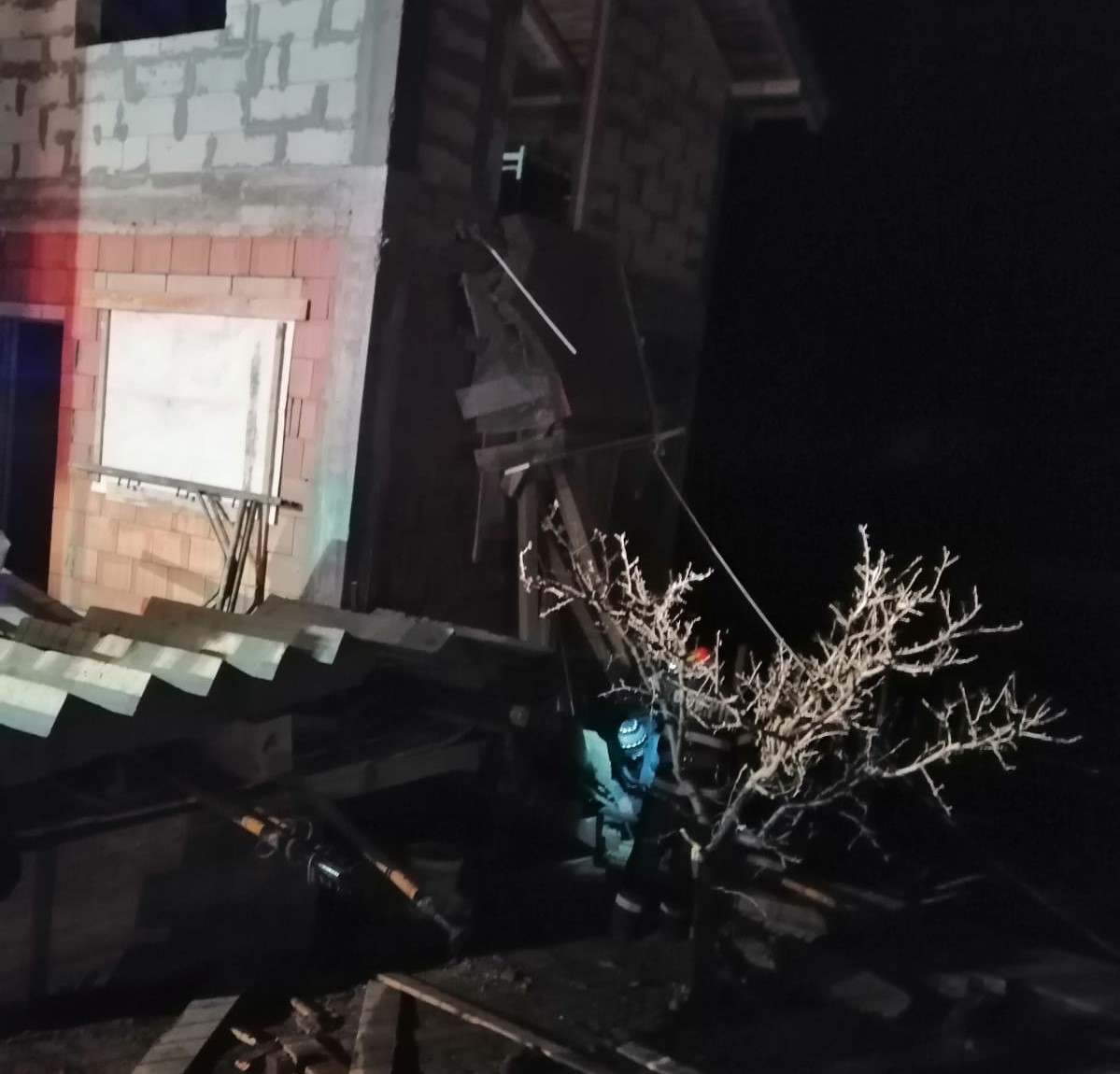 Un bărbat de 46 de ani a murit, după ce o scară exterioară de beton s-a prăbușit peste el