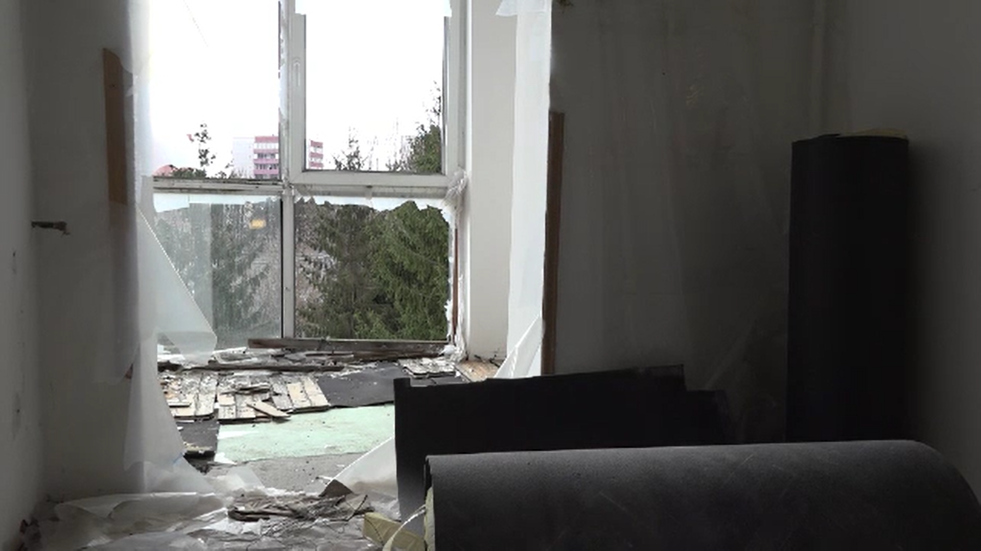 Își caută dreptatea de 6 ani după ce apartamentele le-au fost distruse de o explozie. Între timp au fost invadate de porumbei