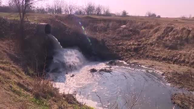 Cum sunt infectate, legal, apele din România. Totul este acoperit de acte, iar probele măsluite
