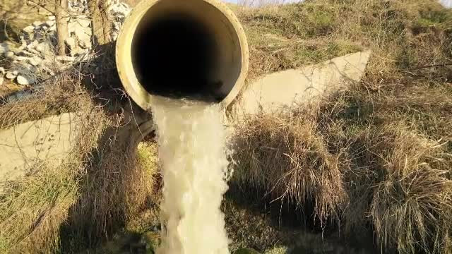 apa trece, mizeria ramane