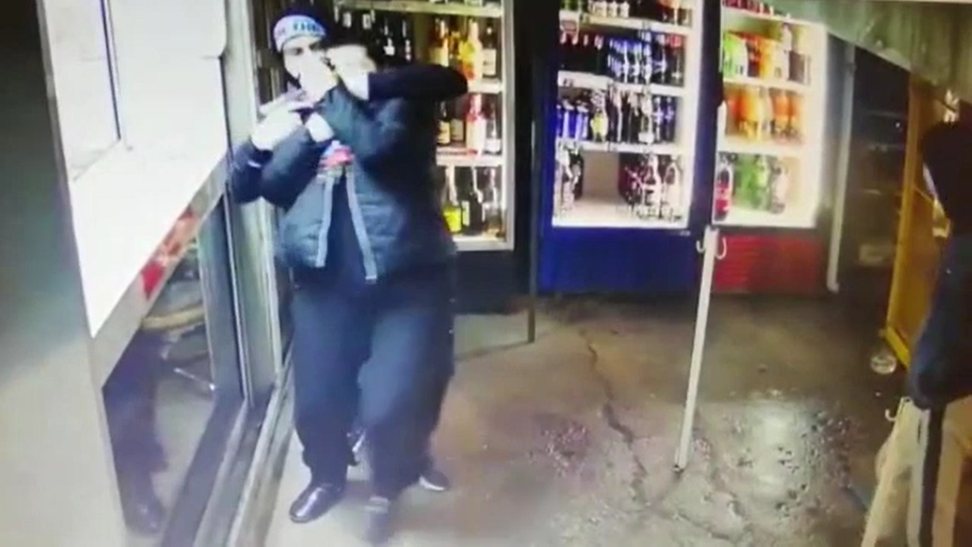 Tentativă de jaf la o benzinărie din Capitală. Hoții, înarmați cu un pistol, puși pe fugă de o angajată