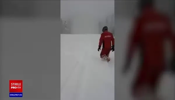 Probleme în toată ţara, din cauza zăpezilor. Turiști blocați, copaci rupți și pietre căzute de pe versanți