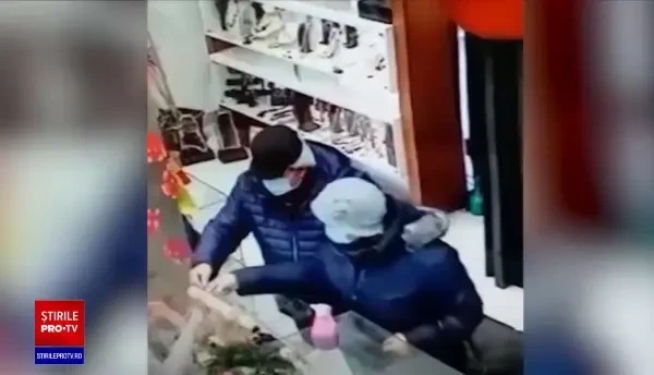 Un cuplu de vârstnici care fură bijuterii este căutat de polițiști după lovituri date în trei județe