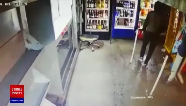 Tentativă de jaf la o benzinărie din Capitală. Hoții, înarmați cu un pistol, puși pe fugă de o angajată