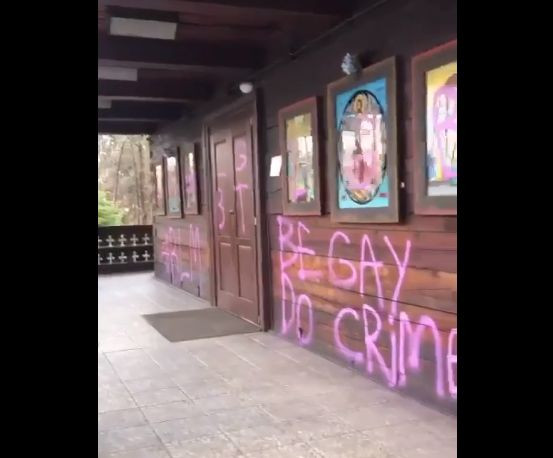Biserica din Parcul IOR, vandalizată cu vopsea roz. BOR acuză „toleranța clamată isteric de nucleele ideologice ale LGBT”