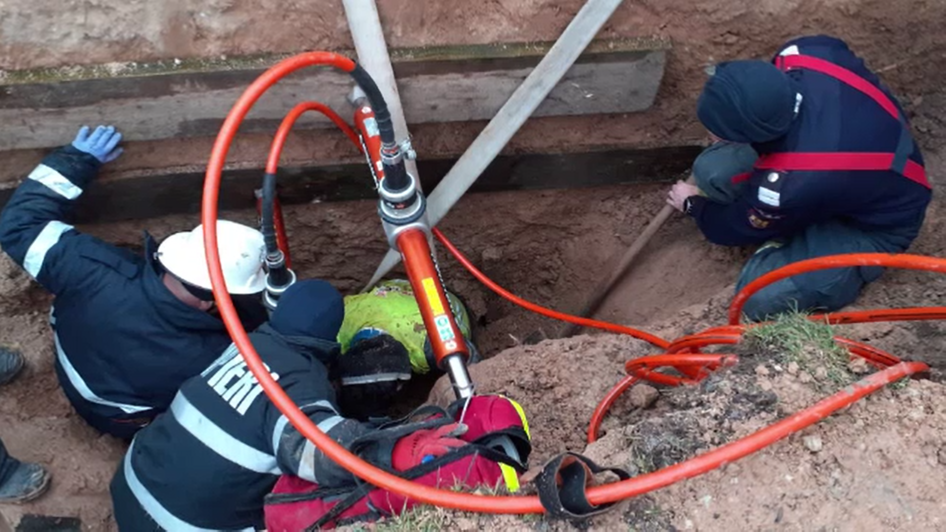 Un muncitor din Cluj care lucra la rețeaua de apă potabilă a fost strivit de un mal de pământ