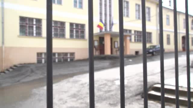 Pedagog înjunghiat de o elevă într-un liceu din Oradea. Fata fusese chemată cu mama sa în biroul directorului adjunct