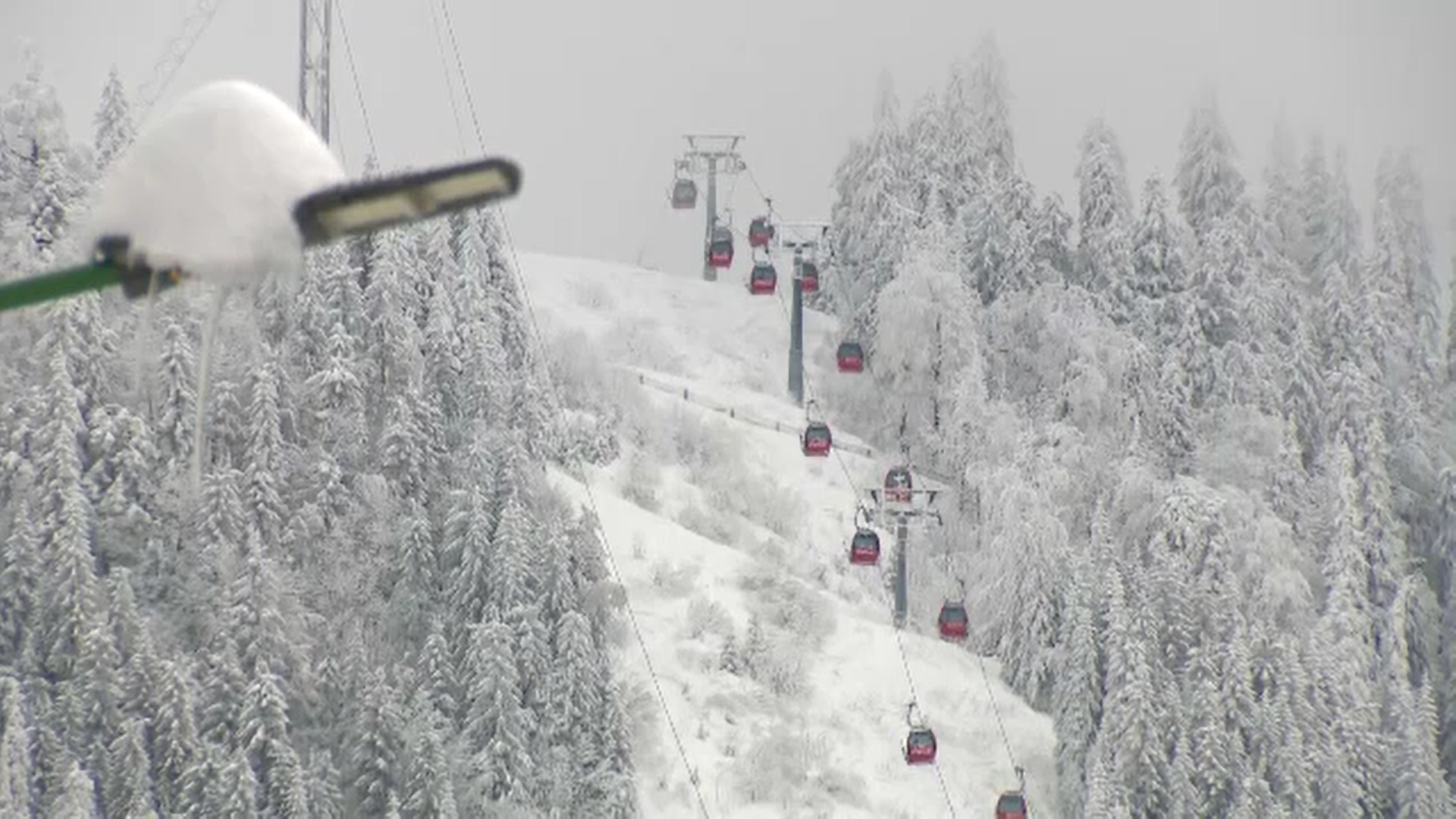 Ninsorile din ultimele zile au relansat sezonul de schi. Prețurile au scăzut la cazări