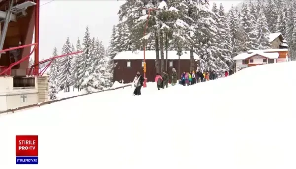 Ninsorile din ultimele zile au relansat sezonul de schi. Prețurile au scăzut la cazări