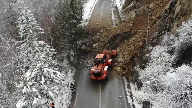 Autoritățile încearcă de 3 zile să deblocheze DN10, după ce un versant s-a prăbușit pe șosea