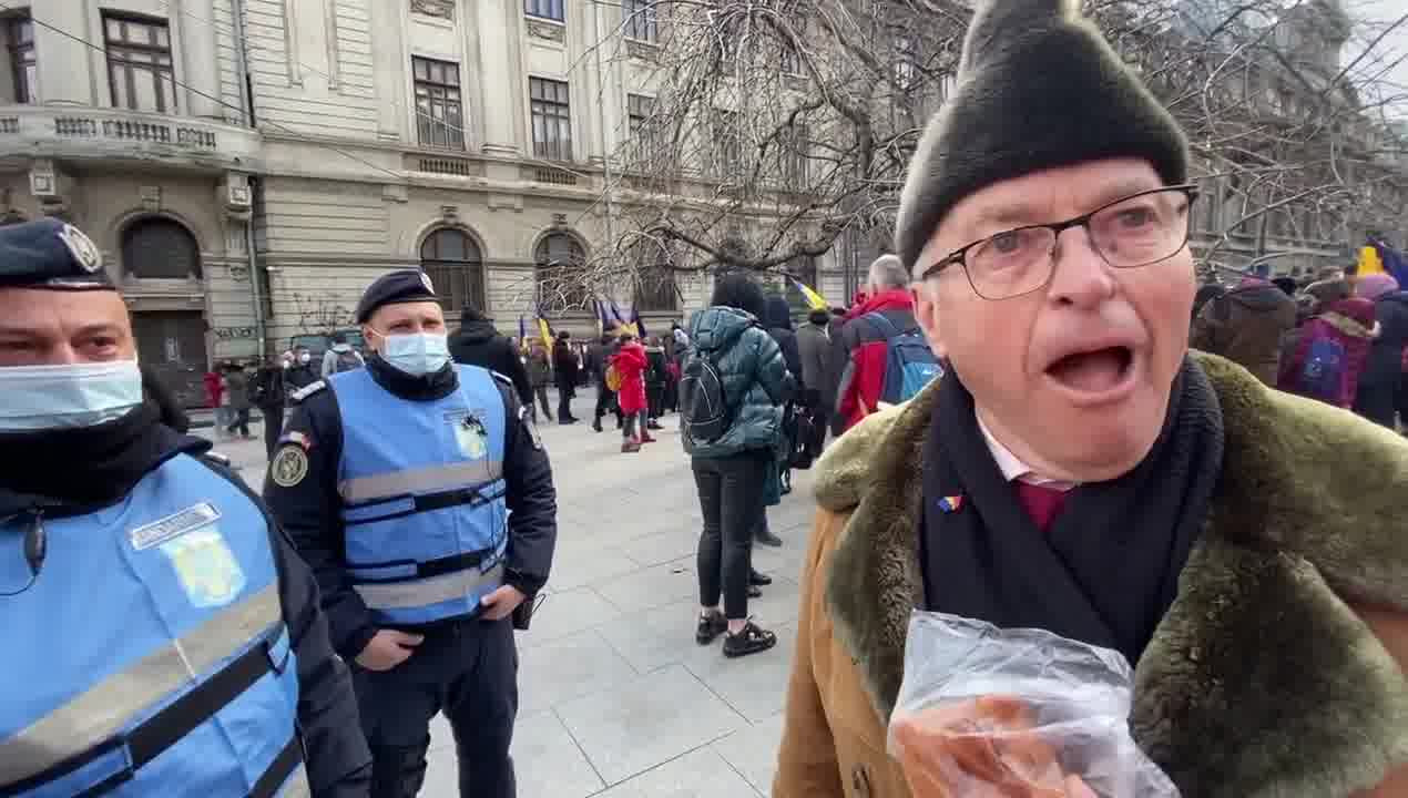VIDEO. Protestatar Covid-19, de față cu un jandarm: ”Auzi? Tot nu port mască!”