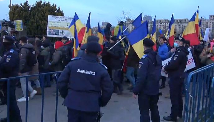 Proteste în mai multe orașe din țară, împotriva restricțiilor. Sute de persoane s-au strâns în Piața Victoriei