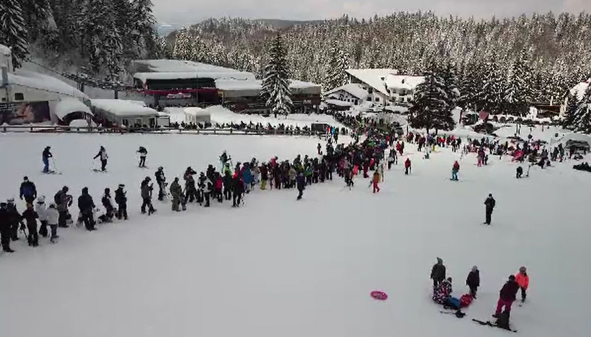 Poiana Brașov, luată cu asalt de turiști după ninsorile din ultimele zile