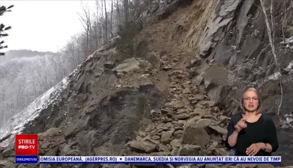 Autoritățile încearcă de 3 zile să deblocheze DN10, după ce un versant s-a prăbușit pe șosea