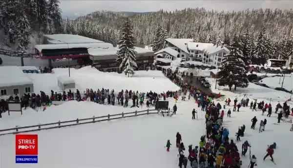 Poiana Brașov, luată cu asalt de turiști după ninsorile din ultimele zile