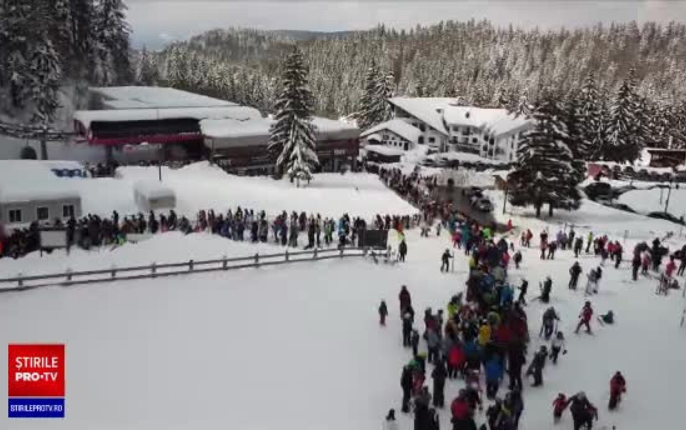 Oamenii au năvălit, din nou, în stațiunile montane. Cozi la telegondolă în Poiana Brașov