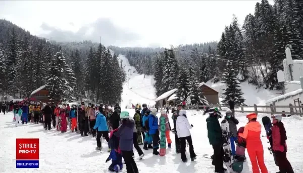 Oamenii au năvălit, din nou, în stațiunile montane. Cozi la telegondolă în Poiana Brașov