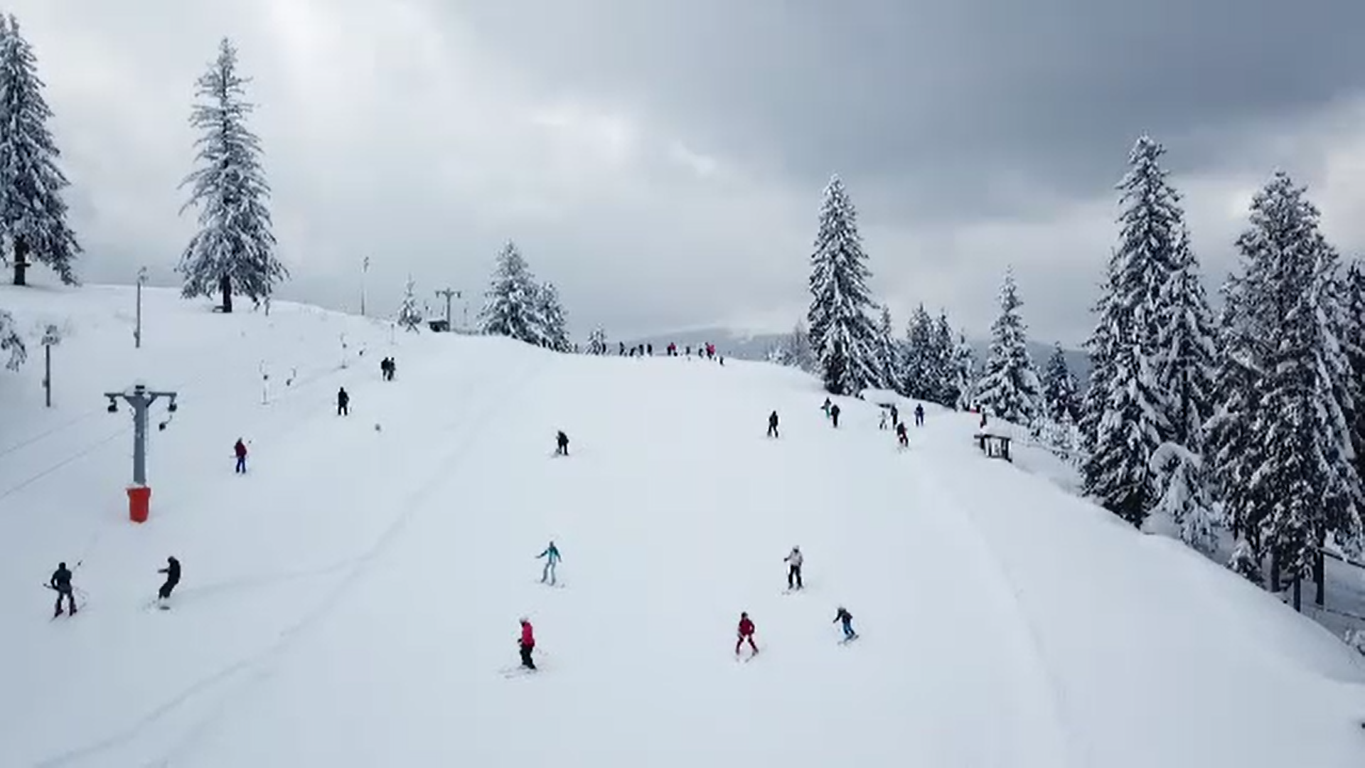 Schiori de toate vârstele au umplut staţiunea Păltiniș. Preţurile sunt cu până la 30% mai mici
