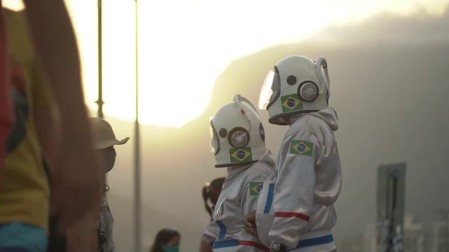 Motivul pentru care doi brazillieni au ieșit la plimbare pe faleză îmbrăcați în costume de astronaut