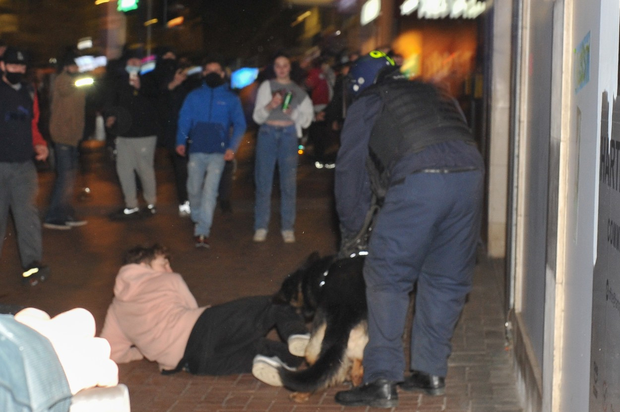 VIDEO. Un protest pașnic a degenerat rapid în UK. Manifestanții au atacat o secție de poliție și au rănit mai mulți ofițeri