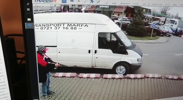 Un bărbat a ameninţat cu o puşcă de panoplie oamenii în parcarea unui supermarket din Bucureşti. Cum s-a terminat