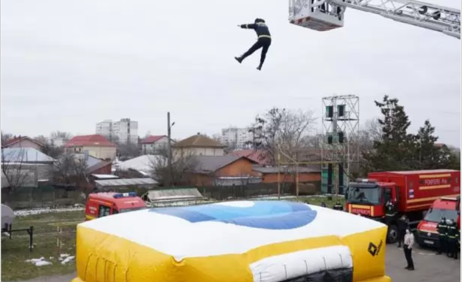 Autoscară și pernă de salvare pentru un bătrân de 86 de ani care amenința că se aruncă de la etajul 1. Cum s-a terminat