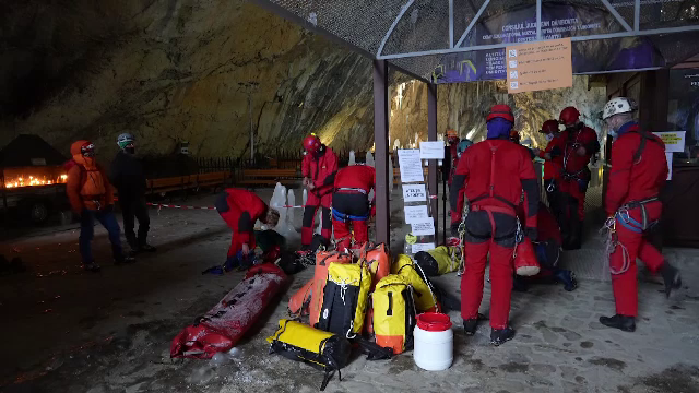 Exercițiu de salvare în Peștera Ialomiței. O tânără rănită, scoasă cu succes de la 500 de metri adâncime