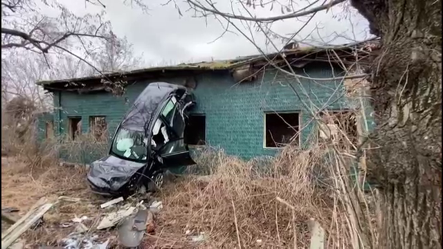 S-a urcat băut la volan şi aproape că a intrat cu maşina într-o casă