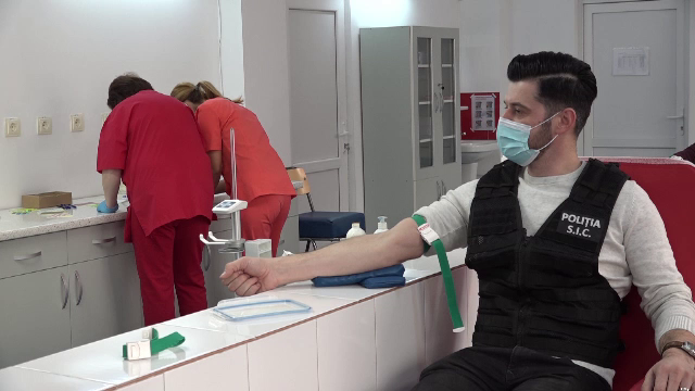 Polițiștii din Alba donează sânge și cumpără daruri pentru nevoiași