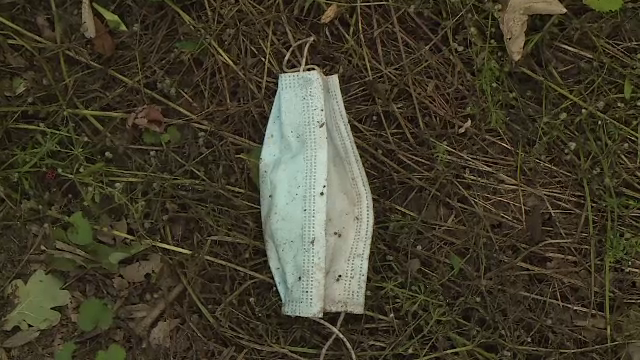 Măștile sanitare, o nouă sursă de poluare. Au înfundat deja canalizarea în mai multe oraşe